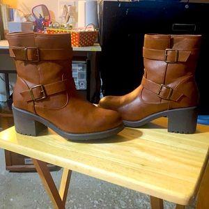 Size 11W winter boots, brown. Only used once